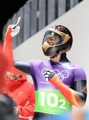 (260215) -- CORTINA D AMPEZZO, Feb. 15, 2026 -- Chen Wenhao of China celebrates after the skeleton mixed team competition at the Milan-Cortina 2026 Olympic Winter games, Winterspiele,Spiele, Summer games in Cortina, Italy, Feb. 15, 2026. ) (MICO2026)ITALY-CORTINA D AMPEZZO-OLYMPIC WINTER GAMES-SKELETON MIXED TEAM DingxXu 