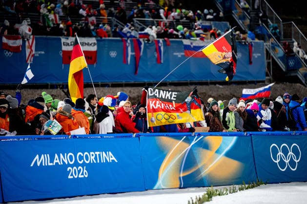 Fans von SCHMID Katharina (Deutschland) mit Fahnen und Banner Plakat zum Karriereende Abschied, ITA, Olympische Spiele Milano Cortina 2026, Olympia, Skispringen, Großschanze Frauen Einzel, 15.02.2026 ITA, Olympische Spiele Milano Cortina 2026, Olympia, Skispringen, Großschanze Frauen Einzel, 15.02.2026 Predazzo *** Fans of SCHMID Katharina Germany with flags and banners Farewell poster, ITA, Olympic Games Milano Cortina 2026, Olympia, Ski Jumping, Large Hill Women Individual, 15 02 2026 ITA, Olympic Games Milano Cortina 2026, Olympia, Ski Jumping, Large Hill Women Individual, 15 02 2026 Predazzo Copyright: xEibner-Pressefoto Memmlerx EP_MMR