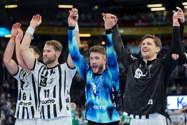 Harald Reinkind (THW Kiel), Petter Overby (THW Kiel), Torhueter Gonzalo Perez De Vargas (THW Kiel) und Rune Dahmke (THW Kiel) jubeln, DAIKIN Handball Bundesliga, THW Kiel v SC Magdeburg, Wunderino Arena am 15. February 2026 in Kiel, Deutschland. (Foto von Marco Steinbrenner DeFodi Images) Harald Reinkind (THW Kiel), Petter Overby (THW Kiel), Torhueter Gonzalo Perez De Vargas (THW Kiel) und Rune Dahmke (THW Kiel) cheer, DAIKIN Handball Bundesliga, THW Kiel v SC Magdeburg, Wunderino Arena, February 15, 2026 in Kiel, Germany. (Photo by Marco Steinbrenner DeFodi Images) -