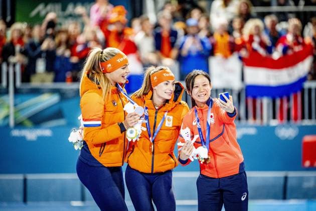 MILAN - Femke Kok became the first Dutch speed skater to win gold in the 500 meters at the Olympic Games, Olympische Spiele, Olympia, OS The 25-year-old Frisian won the shortest distance at the Milano Speed skating, Eisschnelllauf Stadium in an Olympic record time of 36.49. Jutta Leerdam, after winning gold in the 1000 meters, skated to silver in 37.15. ROBIN UTRECHT ANP netherlands out - belgium out xVIxxIVx 550804599 originalFilename: 550804599.jpg