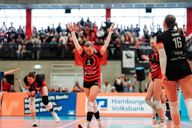 Volleyball Frauen Saison 2025 2026 Volleyball Bundesliga ETV Hamburger Volksbank Volleys vs. Schwarz-Weiß Erfurt 15.02.2026 ETV jubelt, in der Mitte Zoe Konjer ( 8, ETV Hamburger Volksbank Volleys) Hamburg Sporthalle Hoheluft Hamburg Deutschland