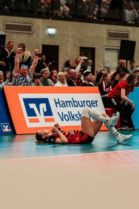 Volleyball Frauen Saison 2025 2026 Volleyball Bundesliga ETV Hamburger Volksbank Volleys vs. Schwarz-Weiß Erfurt 15.02.2026 Svea Frobel ( 11, ETV Hamburger Volksbank Volleys) liegt auf dem Boden Hamburg Sporthalle Hoheluft Hamburg Deutschland