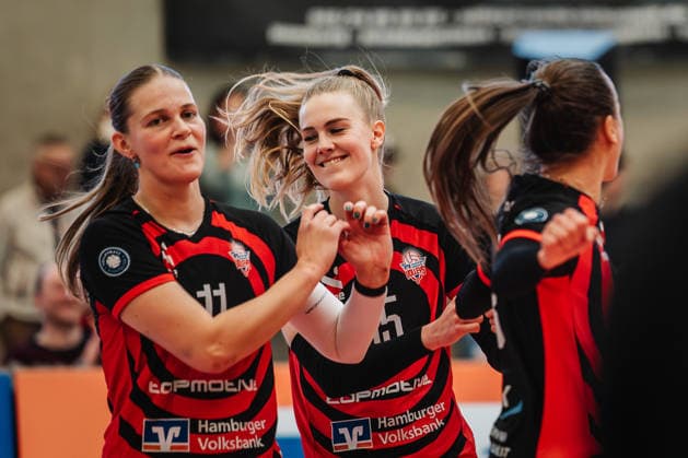Volleyball Frauen Saison 2025 2026 Volleyball Bundesliga ETV Hamburger Volksbank Volleys vs. Schwarz-Weiß Erfurt 15.02.2026 v.l. Svea Frobel ( 11, ETV Hamburger Volksbank Volleys), Alexa Sophie Thaden ( 15, ETV Hamburger Volksbank Volleys) und Kathleen Weiß ( 13, ETV Hamburger Volksbank Volleys) Hamburg Sporthalle Hoheluft Hamburg Deutschland