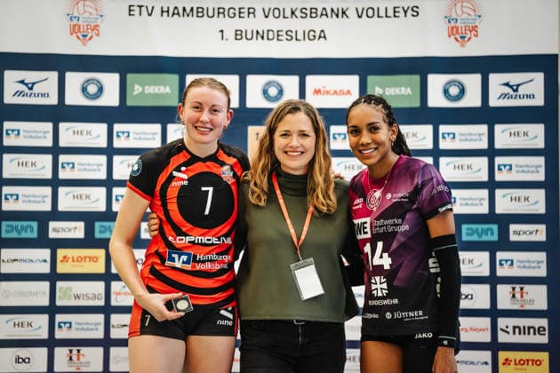Volleyball Frauen Saison 2025 2026 Volleyball Bundesliga ETV Hamburger Volksbank Volleys vs. Schwarz-Weiß Erfurt 15.02.2026 Die MVP des Spiels v.l. Leonie Körtzinger ( 7, ETV Hamburger Volksbank Volleys), Anja Pleus (CEO Topmotive), Alianza Darley ( 14, Schwarz-Weiß Erfurt) Hamburg Sporthalle Hoheluft Hamburg Deutschland
