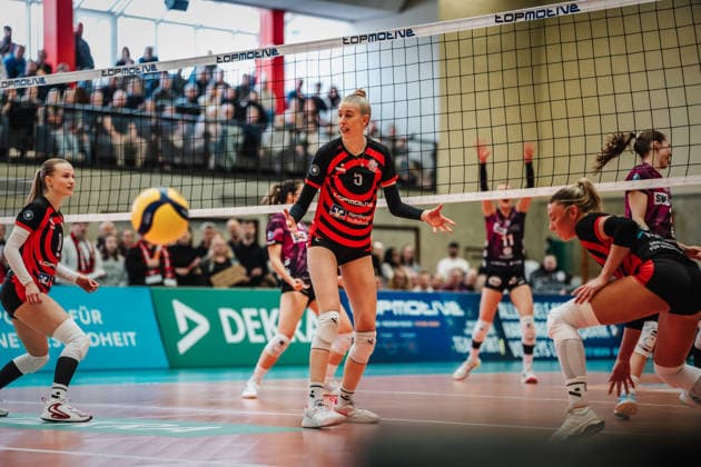 Volleyball Frauen Saison 2025 2026 Volleyball Bundesliga ETV Hamburger Volksbank Volleys vs. Schwarz-Weiß Erfurt 15.02.2026 ETV kann den Ball nicht verteidigen, in der Mitte Anna Hartig ( 5, ETV Hamburger Volksbank Volleys) Hamburg Sporthalle Hoheluft Hamburg Deutschland