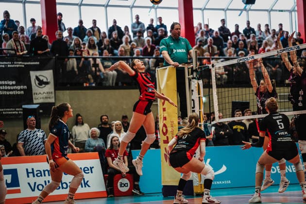 Volleyball Frauen Saison 2025 2026 Volleyball Bundesliga ETV Hamburger Volksbank Volleys vs. Schwarz-Weiß Erfurt 15.02.2026 Leonie Körtzinger ( 7, ETV Hamburger Volksbank Volleys) beim Angriff Hamburg Sporthalle Hoheluft Hamburg Deutschland