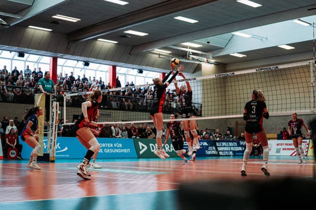 Volleyball Frauen Saison 2025 2026 Volleyball Bundesliga ETV Hamburger Volksbank Volleys vs. Schwarz-Weiß Erfurt 15.02.2026 v.l. Anna Hartig ( 5, ETV Hamburger Volksbank Volleys) gegen Emilie Respaut ( 5, Schwarz-Weiß Erfurt) Hamburg Sporthalle Hoheluft Hamburg Deutschland