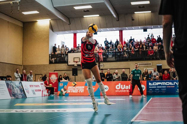 Volleyball Frauen Saison 2025 2026 Volleyball Bundesliga ETV Hamburger Volksbank Volleys vs. Schwarz-Weiß Erfurt 15.02.2026 Svea Frobel ( 11, ETV Hamburger Volksbank Volleys) spielt den Ball Hamburg Sporthalle Hoheluft Hamburg Deutschland