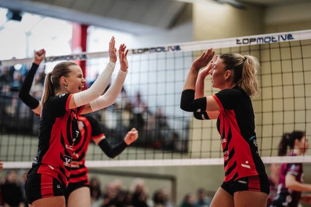 Volleyball Frauen Saison 2025 2026 Volleyball Bundesliga ETV Hamburger Volksbank Volleys vs. Schwarz-Weiß Erfurt 15.02.2026 v.l. Zoe Konjer ( 8, ETV Hamburger Volksbank Volleys) und Lina Köster ( 3, ETV Hamburger Volksbank Volleys) Hamburg Sporthalle Hoheluft Hamburg Deutschland
