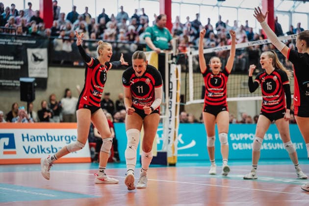 Volleyball Frauen Saison 2025 2026 Volleyball Bundesliga ETV Hamburger Volksbank Volleys vs. Schwarz-Weiß Erfurt 15.02.2026 ETV jubelt, v.l. Anna Hartig ( 5, ETV Hamburger Volksbank Volleys), Svea Frobel ( 11, ETV Hamburger Volksbank Volleys), Leonie Körtzinger ( 7, ETV Hamburger Volksbank Volleys), Alexa Sophie Thaden ( 15, ETV Hamburger Volksbank Volleys) und Zoe Konjer ( 8, ETV Hamburger Volksbank Volleys) Hamburg Sporthalle Hoheluft Hamburg Deutschland