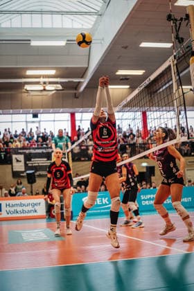Volleyball Frauen Saison 2025 2026 Volleyball Bundesliga ETV Hamburger Volksbank Volleys vs. Schwarz-Weiß Erfurt 15.02.2026 Zoe Konjer ( 8, ETV Hamburger Volksbank Volleys) spielt den Ball Hamburg Sporthalle Hoheluft Hamburg Deutschland