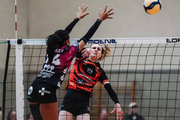 Volleyball Frauen Saison 2025 2026 Volleyball Bundesliga ETV Hamburger Volksbank Volleys vs. Schwarz-Weiß Erfurt 15.02.2026 v.l. Alianza Darley ( 14, Schwarz-Weiß Erfurt) gegen Alexa Sophie Thaden ( 15, ETV Hamburger Volksbank Volleys) Hamburg Sporthalle Hoheluft Hamburg Deutschland