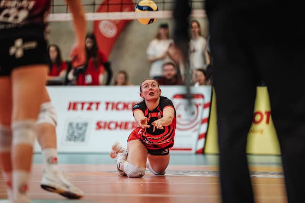 Volleyball Frauen Saison 2025 2026 Volleyball Bundesliga ETV Hamburger Volksbank Volleys vs. Schwarz-Weiß Erfurt 15.02.2026 Leonie Körtzinger ( 7, ETV Hamburger Volksbank Volleys) springt zum Ball Hamburg Sporthalle Hoheluft Hamburg Deutschland