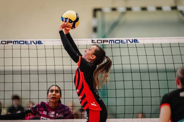Volleyball Frauen Saison 2025 2026 Volleyball Bundesliga ETV Hamburger Volksbank Volleys vs. Schwarz-Weiß Erfurt 15.02.2026 Kathleen Weiß ( 13, ETV Hamburger Volksbank Volleys) beim Zuspiel Hamburg Sporthalle Hoheluft Hamburg Deutschland