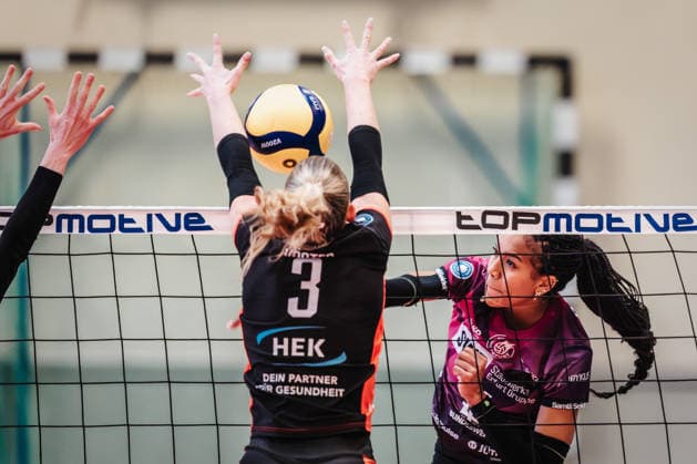 Volleyball Frauen Saison 2025 2026 Volleyball Bundesliga ETV Hamburger Volksbank Volleys vs. Schwarz-Weiß Erfurt 15.02.2026 Angriff von Alianza Darley ( 14, Schwarz-Weiß Erfurt) Hamburg Sporthalle Hoheluft Hamburg Deutschland