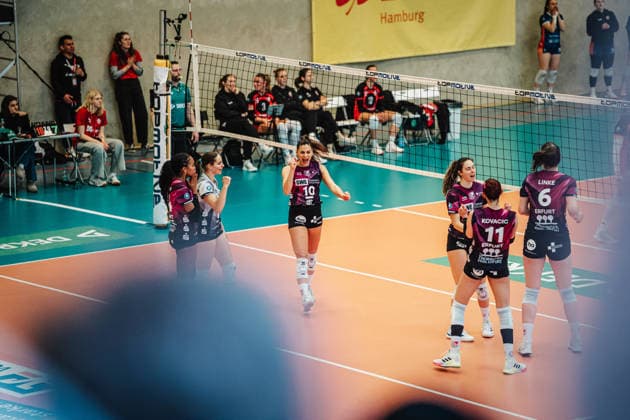 Volleyball Frauen Saison 2025 2026 Volleyball Bundesliga ETV Hamburger Volksbank Volleys vs. Schwarz-Weiß Erfurt 15.02.2026 Erfurt jubelt, in der Mitte Kinga Szücs ( 10, Schwarz-Weiß Erfurt) Hamburg Sporthalle Hoheluft Hamburg Deutschland