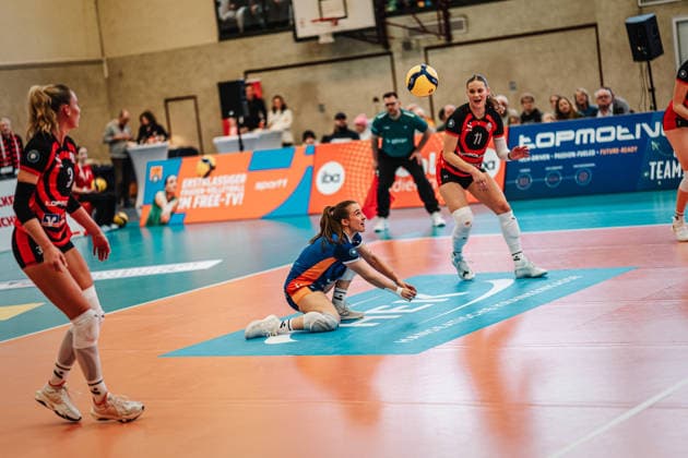 Volleyball Frauen Saison 2025 2026 Volleyball Bundesliga ETV Hamburger Volksbank Volleys vs. Schwarz-Weiß Erfurt 15.02.2026 Sarah Stiriz ( 4, ETV Hamburger Volksbank Volleys) nimmt den Ball an Hamburg Sporthalle Hoheluft Hamburg Deutschland