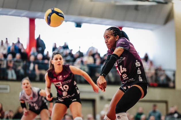 Volleyball Frauen Saison 2025 2026 Volleyball Bundesliga ETV Hamburger Volksbank Volleys vs. Schwarz-Weiß Erfurt 15.02.2026 Alianza Darley ( 14, Schwarz-Weiß Erfurt) nimmt den Ball an Hamburg Sporthalle Hoheluft Hamburg Deutschland