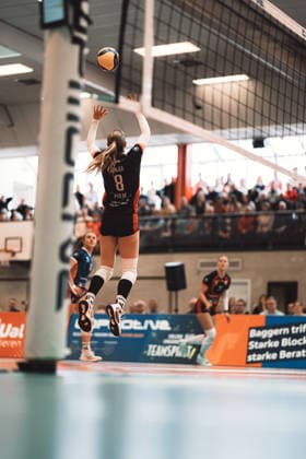 Volleyball Frauen Saison 2025 2026 Volleyball Bundesliga ETV Hamburger Volksbank Volleys vs. Schwarz-Weiß Erfurt 15.02.2026 Zuspiel von Zoe Konjer ( 8, ETV Hamburger Volksbank Volleys) Hamburg Sporthalle Hoheluft Hamburg Deutschland