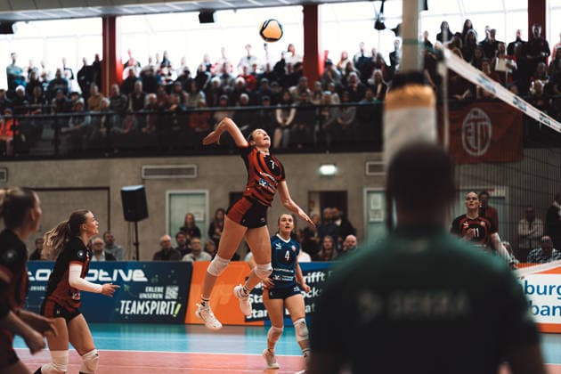Volleyball Frauen Saison 2025 2026 Volleyball Bundesliga ETV Hamburger Volksbank Volleys vs. Schwarz-Weiß Erfurt 15.02.2026 Leonie Körtzinger ( 7, ETV Hamburger Volksbank Volleys) beim Angriff Hamburg Sporthalle Hoheluft Hamburg Deutschland