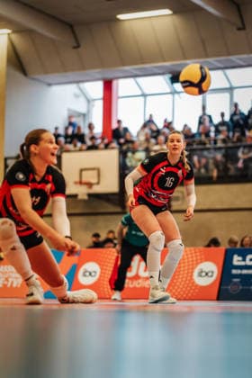 Volleyball Frauen Saison 2025 2026 Volleyball Bundesliga ETV Hamburger Volksbank Volleys vs. Schwarz-Weiß Erfurt 15.02.2026 v.l. Svea Frobel ( 11, ETV Hamburger Volksbank Volleys) und Lilly Faroß ( 16, ETV Hamburger Volksbank Volleys) Hamburg Sporthalle Hoheluft Hamburg Deutschland