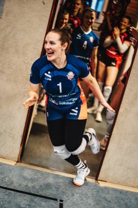 Volleyball Frauen Saison 2025 2026 Volleyball Bundesliga ETV Hamburger Volksbank Volleys vs. Schwarz-Weiß Erfurt 15.02.2026 Jana-Marie Meiser ( 1, ETV Hamburger Volksbank Volleys) läufti in die Halle ein Hamburg Sporthalle Hoheluft Hamburg Deutschland