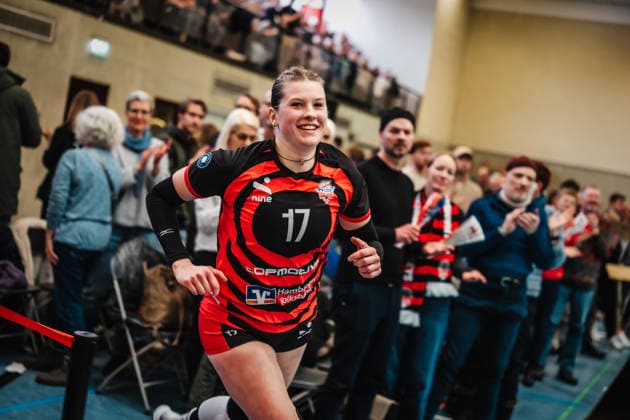 Volleyball Frauen Saison 2025 2026 Volleyball Bundesliga ETV Hamburger Volksbank Volleys vs. Schwarz-Weiß Erfurt 15.02.2026 Louisa Krams ( 17, ETV Hamburger Volksbank Volleys) läuft in die Halle ein Hamburg Sporthalle Hoheluft Hamburg Deutschland