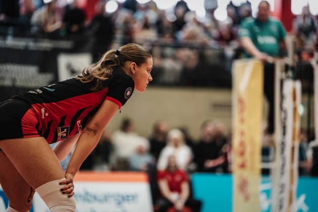 Volleyball Frauen Saison 2025 2026 Volleyball Bundesliga ETV Hamburger Volksbank Volleys vs. Schwarz-Weiß Erfurt 15.02.2026 Svea Frobel ( 11, ETV Hamburger Volksbank Volleys) wartet auf den Aufschlag Hamburg Sporthalle Hoheluft Hamburg Deutschland