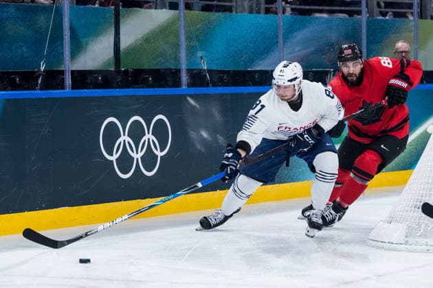 MILANO, ITALY - FEBRUARY 15: Anthony Rech (France, 81) and Drew Doughty (Canada, 89) battle for the puck during the Ice hockey, Eishockey Men Canada vs France - Preliminary Round - Group A at the Milano Cortina 2026 Olympics at Milano Santagiulia Ice Hockey Arena on day 9 of the Milano Cortina 2026 Olympics on February 15, 2026 in Milano, Italy. Editorial use only. Italy Copyright: xSteffiexWunderlx