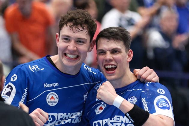 15.02.2026, xKWIx, Handball, DAIKIN HBL, TBV Lemgo Lippe - HC Erlangen, PHOENIX CONTACT arena: Frederik Simak (TBV Lemgo Lippe 8) und JoÃ«l Willecke (TBV Lemgo Lippe 24) jubeln nach dem Sieg Photo: xKamilxWilkowskixPressefotoKochx NRW Deutschland