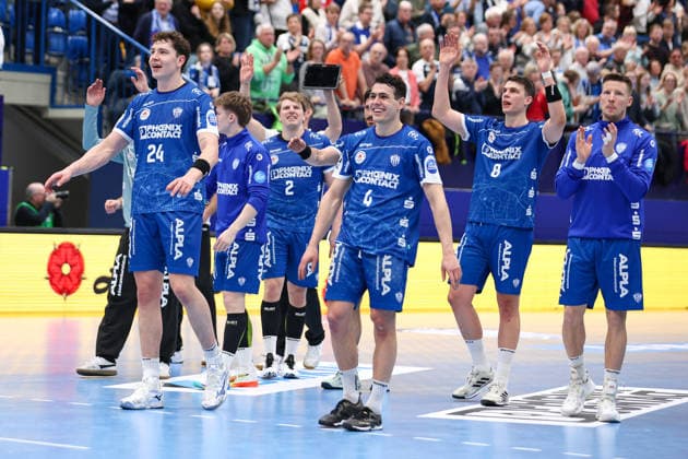 15.02.2026, xKWIx, Handball, DAIKIN HBL, TBV Lemgo Lippe - HC Erlangen, PHOENIX CONTACT arena: Die Spieler vom TBV Jubeln mit den Fans Photo: xKamilxWilkowskixPressefotoKochx NRW Deutschland
