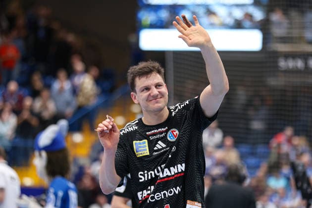 15.02.2026, xKWIx, Handball, DAIKIN HBL, TBV Lemgo Lippe - HC Erlangen, PHOENIX CONTACT arena: Christoph Steinert (HC Erlangen 44) winkt zu den Fans Photo: xKamilxWilkowskixPressefotoKochx NRW Deutschland