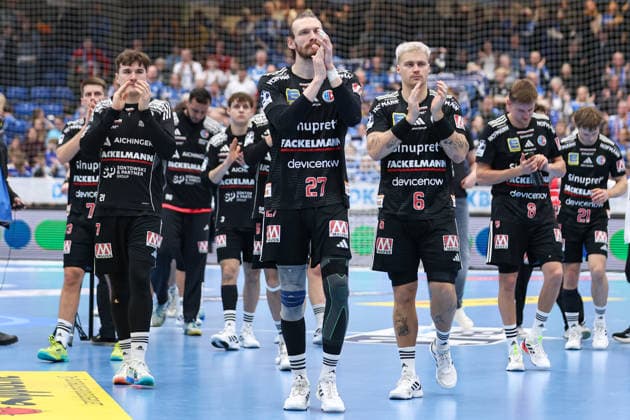 15.02.2026, xKWIx, Handball, DAIKIN HBL, TBV Lemgo Lippe - HC Erlangen, PHOENIX CONTACT arena: Die Mannschaft aus Erlangen klatscht zu den Fans Photo: xKamilxWilkowskixPressefotoKochx NRW Deutschland