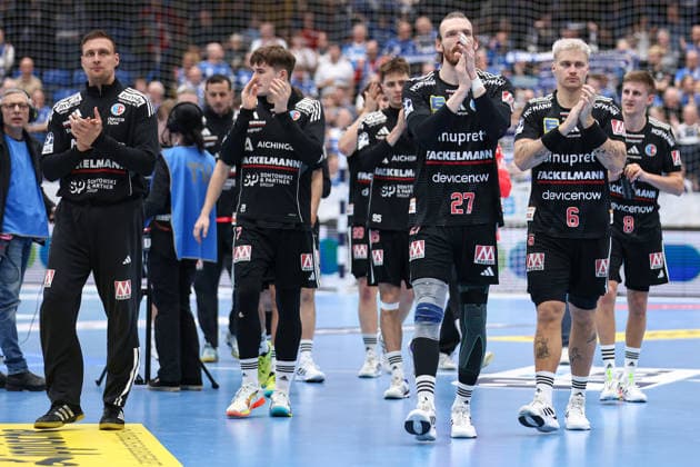 15.02.2026, xKWIx, Handball, DAIKIN HBL, TBV Lemgo Lippe - HC Erlangen, PHOENIX CONTACT arena: Die Mannschaft aus Erlangen klatscht zu den Fans Photo: xKamilxWilkowskixPressefotoKochx NRW Deutschland