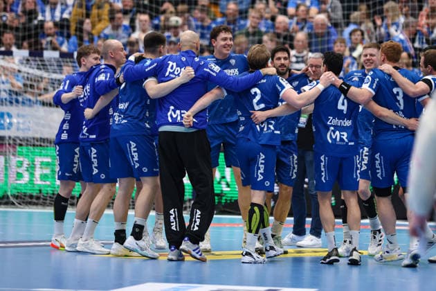 15.02.2026, xKWIx, Handball, DAIKIN HBL, TBV Lemgo Lippe - HC Erlangen, PHOENIX CONTACT arena: Die Spieler des TBV im Kreis am hüpfen nach dem Abpfiff Photo: xKamilxWilkowskixPressefotoKochx NRW Deutschland