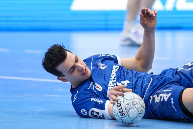15.02.2026, xKWIx, Handball, DAIKIN HBL, TBV Lemgo Lippe - HC Erlangen, PHOENIX CONTACT arena: Samuel Zehnder (TBV Lemgo Lippe 4) am Boden Photo: xKamilxWilkowskixPressefotoKochx NRW Deutschland