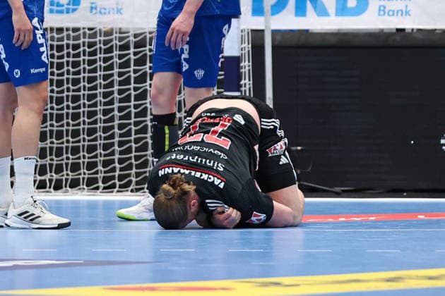 15.02.2026, xKWIx, Handball, DAIKIN HBL, TBV Lemgo Lippe - HC Erlangen, PHOENIX CONTACT arena: Maciej Gebala (HC Erlangen 77) verletzt am Boden Photo: xKamilxWilkowskixPressefotoKochx NRW Deutschland