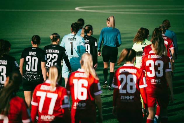 Einlaufen der Teams, FC Viktoria Berlin gegen VfB Stuttgart in der 2. Frauen-Bundesliga Einlaufen der Teams, FC Viktoria Berlin gegen VfB Stuttgart in der 2. Frauen-Bundesliga Berlin Copyright: xKaixHeuserxKaixHeuserx