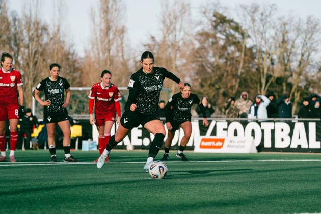 Elfmeter von Anna Höfker, FC Viktoria Berlin Elfmeter von Anna Höfker im Spiel FC Viktoria Berlin gegen VfB Stuttgart in der 2. Frauen-Bundesliga Berlin Copyright: xKaixHeuserxKaixHeuserx