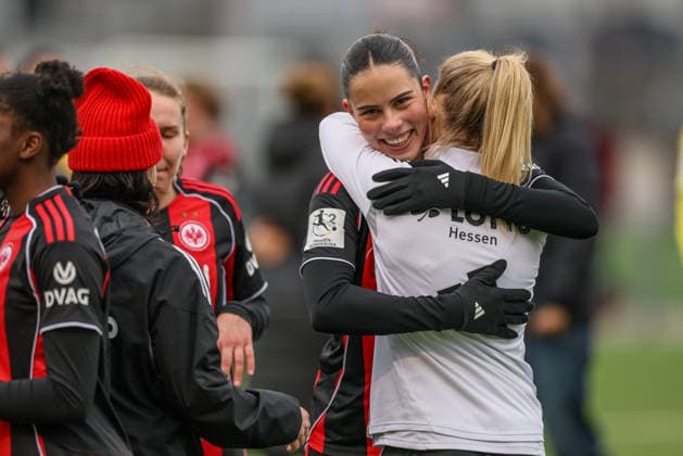GER, Frankfurt, Eintracht Frankfurt II vs FSV Mainz 05, 2. Frauen Bundesliga, Fussball, DFB, Spielzeit 2025 2026, Stadion am Brentanobad, 17. Spieltag im Bild v.l.: Mina Matijevic (Eintracht Frankfurt) herzt Trainerin Kim Fellhauer (Trainerin Eintracht Frankfurt Frauen II) nach dem Sieg DFB DFL REGULATIONS PROHIBIT ANY USE OF PHOTOGRAPHS AS IMAGE SEQUENCES AND OR QUASI-VIDEO, 15.02.2026 Copyright: HMBxMedia HendrikxHamelau