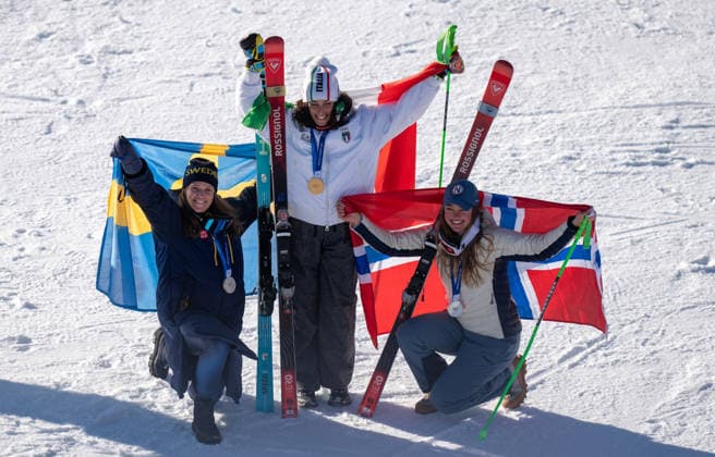 (260215) -- CORTINA D AMPEZZO, Feb. 15, 2026 -- Gold medalist Federica Brignone (C) of Italy, and silver medalists Sara Hector (L) of Sweden and Thea Louise Stjernesund of Norway pose for photos during the awarding ceremony of the alpine skiing women s giant slalom at the Milan-Cortina 2026 Olympic Winter games, Winterspiele,Spiele, Summer games in Cortina, Italy, Feb. 15, 2026. ) (MICO2026)ITALY-CORTINA D AMPEZZO-OLYMPIC WINTER GAMES-ALPINE SKIING-WOMEN S GIANT SLALOM-RUN 2 FeixMaohua 