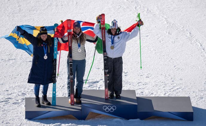 (260215) -- CORTINA D AMPEZZO, Feb. 15, 2026 -- Gold medalist Federica Brignone (R) of Italy, and silver medalists Sara Hector (L) of Sweden and Thea Louise Stjernesund of Norway pose for photos during the awarding ceremony of the alpine skiing women s giant slalom at the Milan-Cortina 2026 Olympic Winter games, Winterspiele,Spiele, Summer games in Cortina, Italy, Feb. 15, 2026. ) (MICO2026)ITALY-CORTINA D AMPEZZO-OLYMPIC WINTER GAMES-ALPINE SKIING-WOMEN S GIANT SLALOM-RUN 2 FeixMaohua 