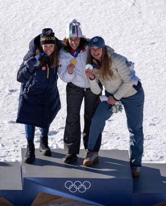 (260215) -- CORTINA D AMPEZZO, Feb. 15, 2026 -- Gold medalist Federica Brignone (C) of Italy, and silver medalists Sara Hector (L) of Sweden and Thea Louise Stjernesund of Norway pose for photos during the awarding ceremony of the alpine skiing women s giant slalom at the Milan-Cortina 2026 Olympic Winter games, Winterspiele,Spiele, Summer games in Cortina, Italy, Feb. 15, 2026. ) (MICO2026)ITALY-CORTINA D AMPEZZO-OLYMPIC WINTER GAMES-ALPINE SKIING-WOMEN S GIANT SLALOM-RUN 2 FeixMaohua 