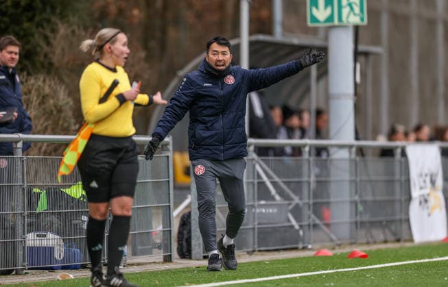 GER, Frankfurt, Eintracht Frankfurt II vs FSV Mainz 05, 2. Frauen Bundesliga, Fussball, DFB, Spielzeit 2025 2026, Stadion am Brentanobad, 17. Spieltag im Bild: Takashi Yamashita (Trainer Mainz 05 Frauen) DFB DFL REGULATIONS PROHIBIT ANY USE OF PHOTOGRAPHS AS IMAGE SEQUENCES AND OR QUASI-VIDEO, 15.02.2026 Copyright: HMBxMedia HendrikxHamelau