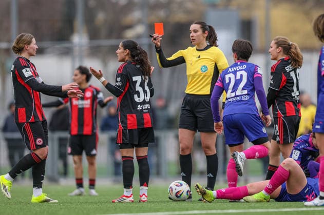 GER, Frankfurt, Eintracht Frankfurt II vs FSV Mainz 05, 2. Frauen Bundesliga, Fussball, DFB, Spielzeit 2025 2026, Stadion am Brentanobad, 17. Spieltag im Bild v.l.: Ilyada Acikgöz (Eintracht Frankfurt) trifft Tamar Goren (1. FSV Mainz 05 Frauen 13) und sieht die rote Karte von Schiedsrichterin Lea Kretschmar DFB DFL REGULATIONS PROHIBIT ANY USE OF PHOTOGRAPHS AS IMAGE SEQUENCES AND OR QUASI-VIDEO, 15.02.2026 Copyright: HMBxMedia HendrikxHamelau