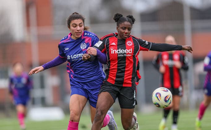 GER, Frankfurt, Eintracht Frankfurt II vs FSV Mainz 05, 2. Frauen Bundesliga, Fussball, DFB, Spielzeit 2025 2026, Stadion am Brentanobad, 17. Spieltag im Bild v.l.: Sarah Khalifa (Mainz 05), Emily Wallrabenstein (Eintracht Frankfurt II 4) DFB DFL REGULATIONS PROHIBIT ANY USE OF PHOTOGRAPHS AS IMAGE SEQUENCES AND OR QUASI-VIDEO, 15.02.2026 Copyright: HMBxMedia HendrikxHamelau