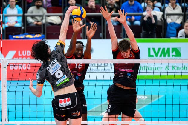 Ludwigsburg: 1. BLM - 25 26 - MTV Ludwigsburg - BERLIN RECYCLING Volleys v.li. Nolan Flexen (Berlin), Nyherowo Omene (Ludwigsburg), Jan Huber (Ludwigsburg) Ludwigsburg MHP Arena Baden-Württemberg Deutschland