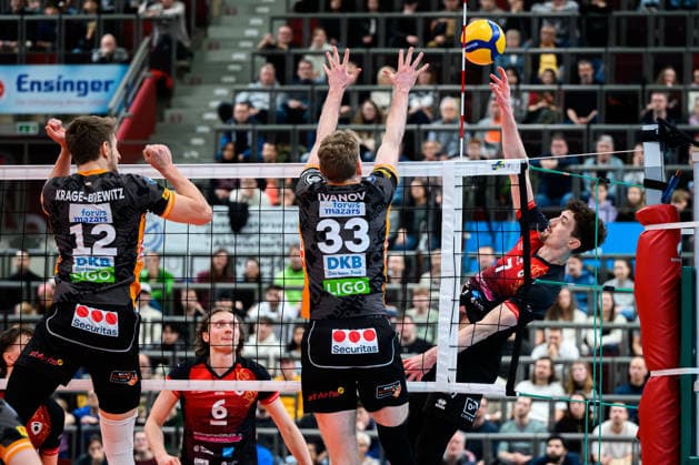 Ludwigsburg: 1. BLM - 25 26 - MTV Ludwigsburg - BERLIN RECYCLING Volleys v.li. Florian Krage-Brewitz (Berlin), Fedor Ivanov (Berlin), Tim Koepfli Köpfli (Ludwigsburg) Ludwigsburg MHP Arena Baden-Württemberg Deutschland