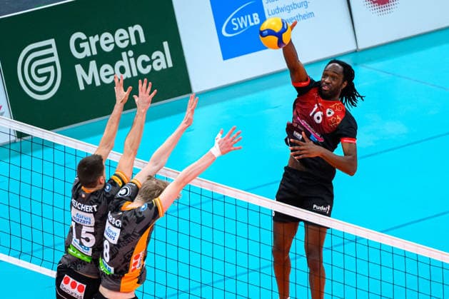 Ludwigsburg: 1. BLM - 25 26 - MTV Ludwigsburg - BERLIN RECYCLING Volleys v.li. Moritz Reichert (Berlin), Benjamin Kirsch (Berlin), Nyherowo Omene (Ludwigsburg) Ludwigsburg MHP Arena Baden-Württemberg Deutschland