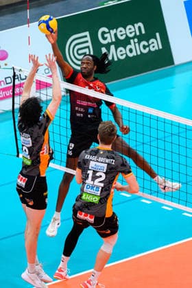 Ludwigsburg: 1. BLM - 25 26 - MTV Ludwigsburg - BERLIN RECYCLING Volleys v.li. Benjamin Kirsch (Berlin), Nyherowo Omene (Ludwigsburg), Florian Krage-Brewitz (Berlin) Ludwigsburg MHP Arena Baden-Württemberg Deutschland